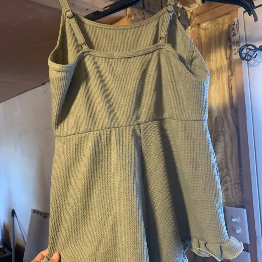 Teen romper. Green and brand new! I tried on and it doesn’t fit me.
